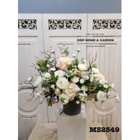 Bình hoa mẫu đơn lụa (2549)